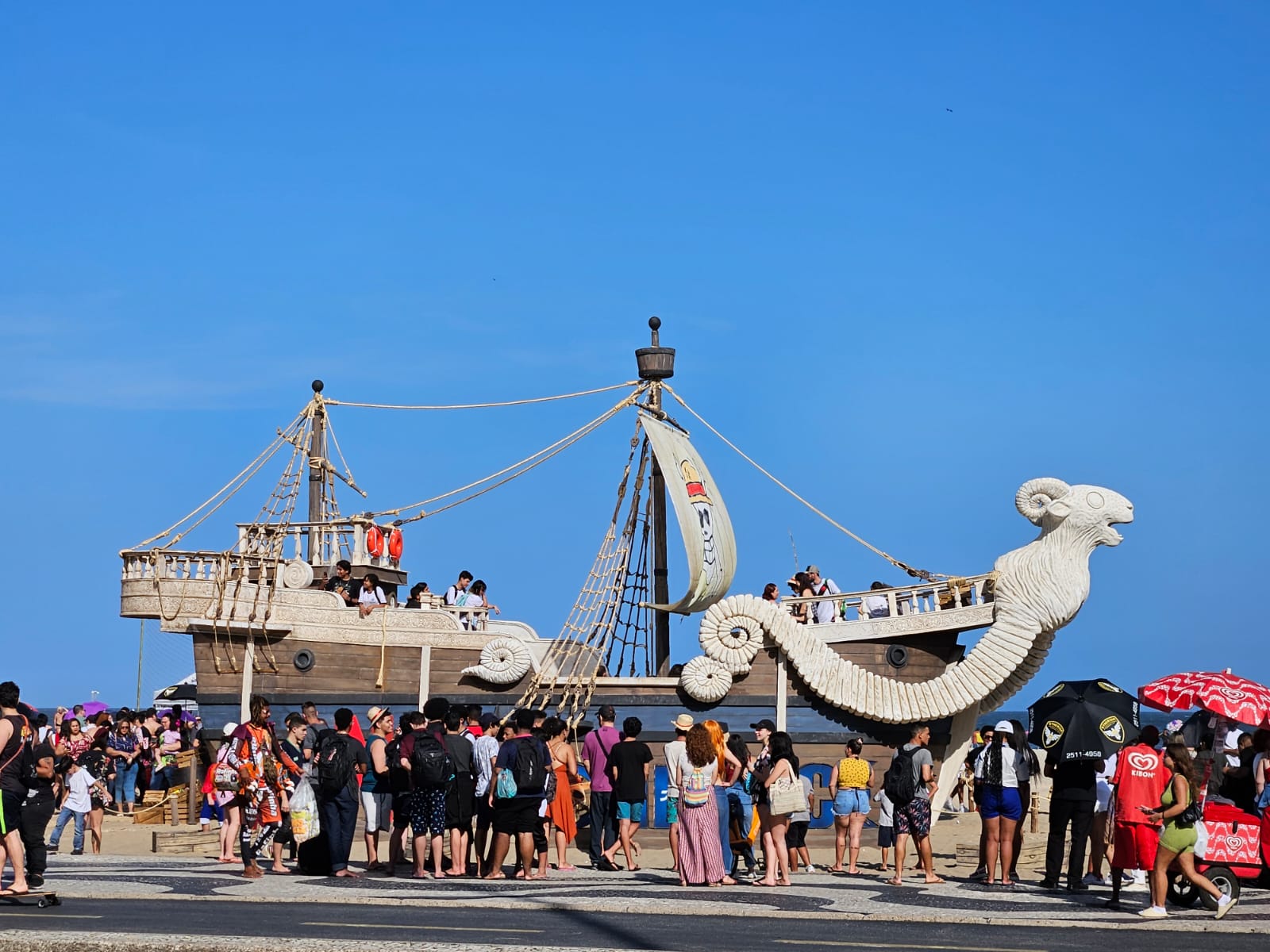Fila de mais de duas horas para visitiar o navio atracado na praia de  Copacabana, Lu Lacerda